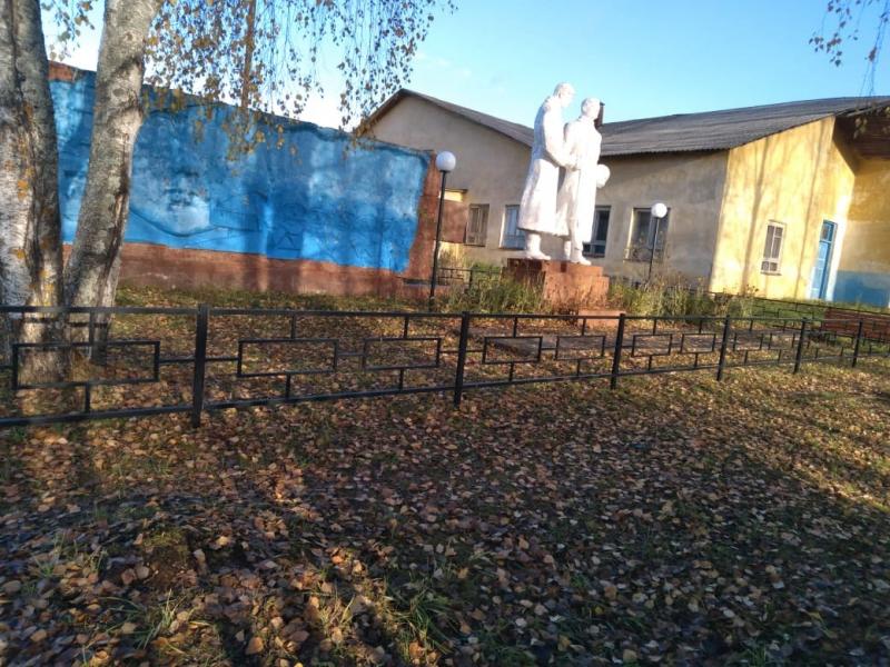 В деревне Бор благоустроена территория у памятника землякам, павшим в годы Великой Отечественной войны.