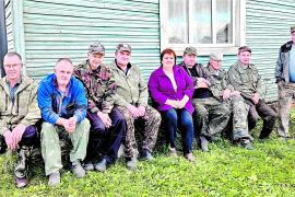 Колхоз «Великодворье» давно перерос рамки обычного предприятия с гектарами и тоннами. Сегодня это живой, дышащий организм, где каждый человек важен. Городской ритм может казаться манящим, но именно там, где пахнет скошенной травой, дизельным топливом и парным молоком, бьётся настоящее, размеренное и мощное сердце страны. Люди, работающие здесь, выбрали свои порог, колею, землю. И пока на карте светятся такие точки, как Великодворье, пока в деревнях горит свет и заводятся тракторы – Россия будет жить!