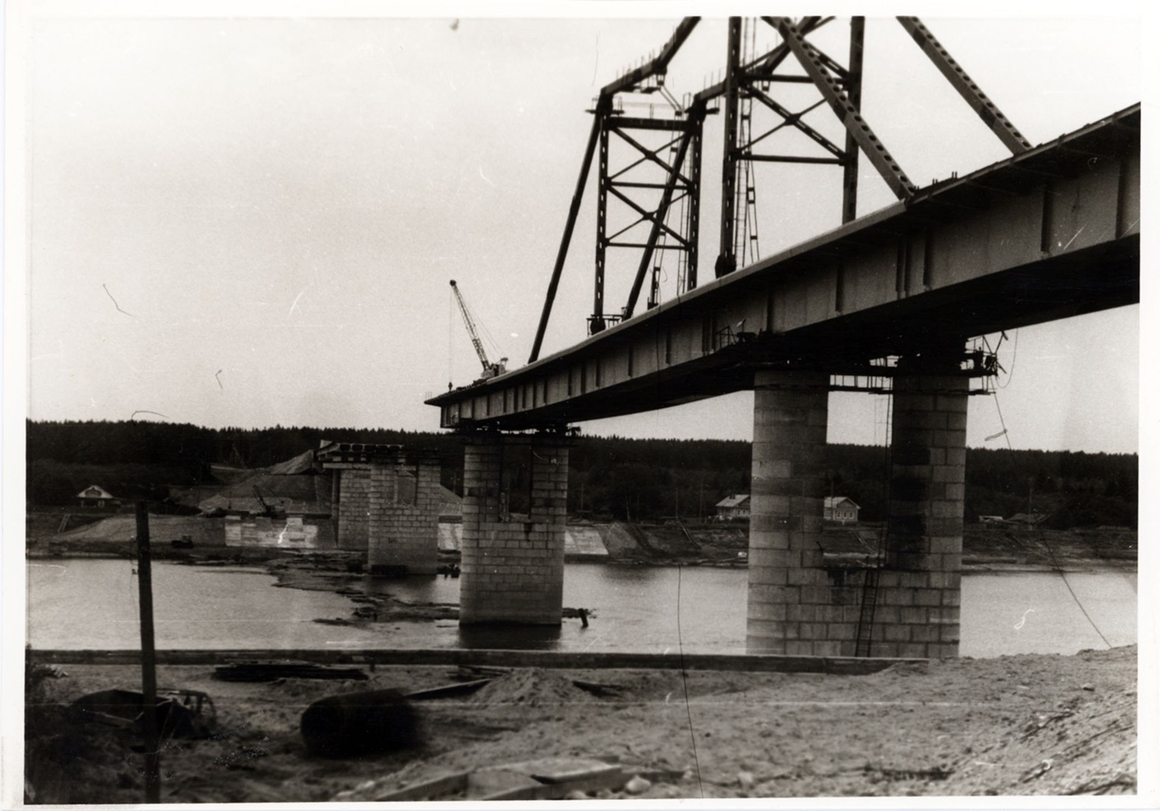 Строительство моста через Сухону.