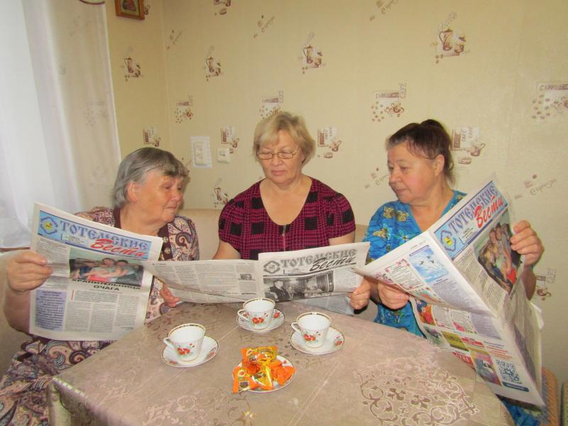 Фото Ольги Мальцевой: «Три подружки, три соседки, И у всех есть по газетке. Выпишут газету снова -  Будут знать про всё в районе».