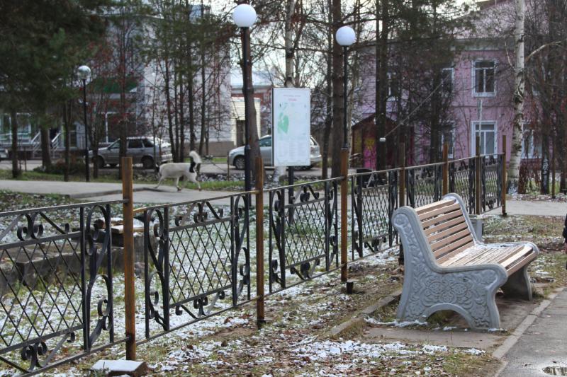 В городе продолжают благоустраивать парк Ленина.