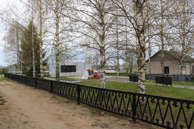 Накануне Дня Победы в д. Кудринская обновили забор у памятника воину-освободителю.