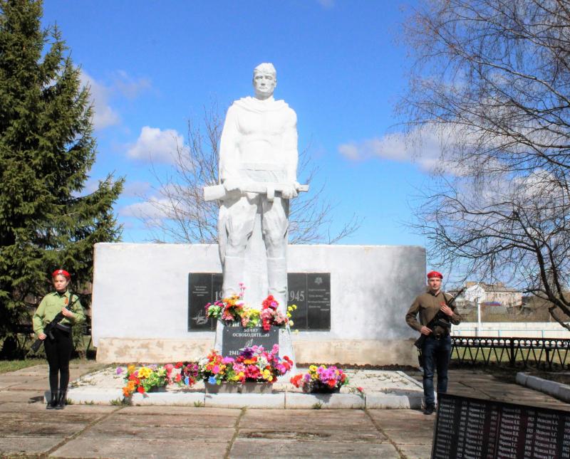 На территории возле памятника воину-освободителю в Кудринской будут скамеечки.
