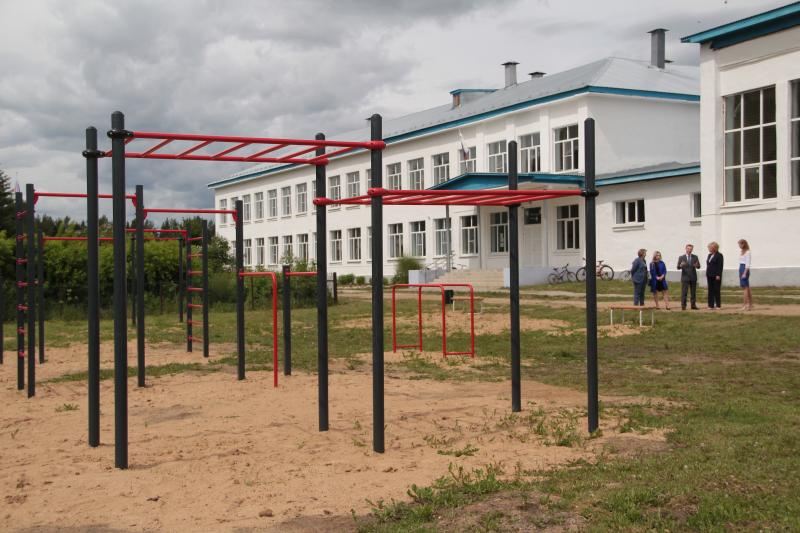 Спортивный городок, установленный возле Советской ООШ благодаря национальному проекту «Жильё и городская среда», поможет детям стать здоровыми и крепкими.