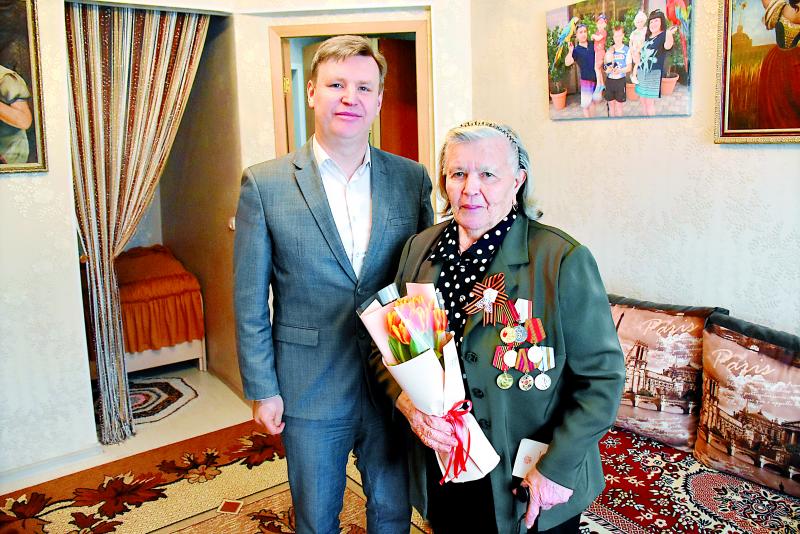 Глава округа Сергей Селянин вручил юбилейную медаль «80 лет Победы в Великой Отечественной войне 1941-1945 гг.» ветерану Клавдии Перевязкиной.