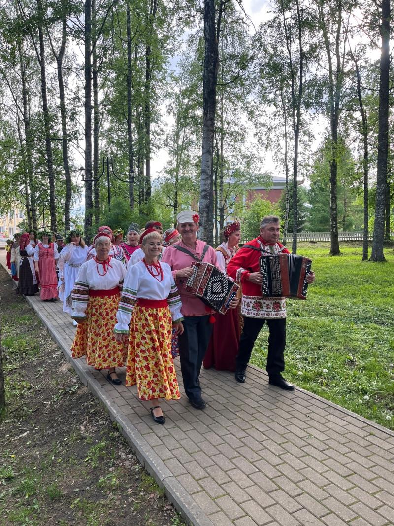 В рамках программы губернатора "Лето Русского Севера" в тёплой душевной атмосфере с песнями, танцами, народными играми и забавами прошёл праздник русской берёзки.