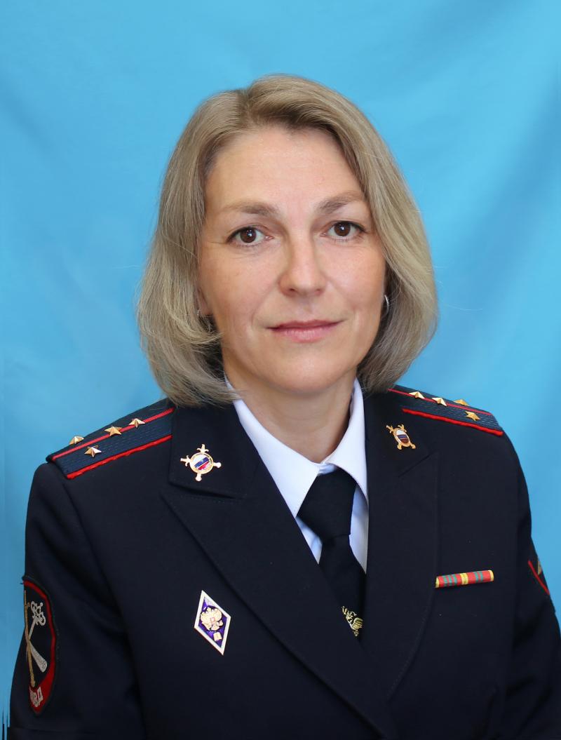 Капитан внутренней службы Елена Баженова трудится инспектором-руководителем группы делопроизводства и режима ОМВД России «Тотемский». В этом году за профессиональные успехи фотография Елены Владимировны размещена на Доски почёта округа. 