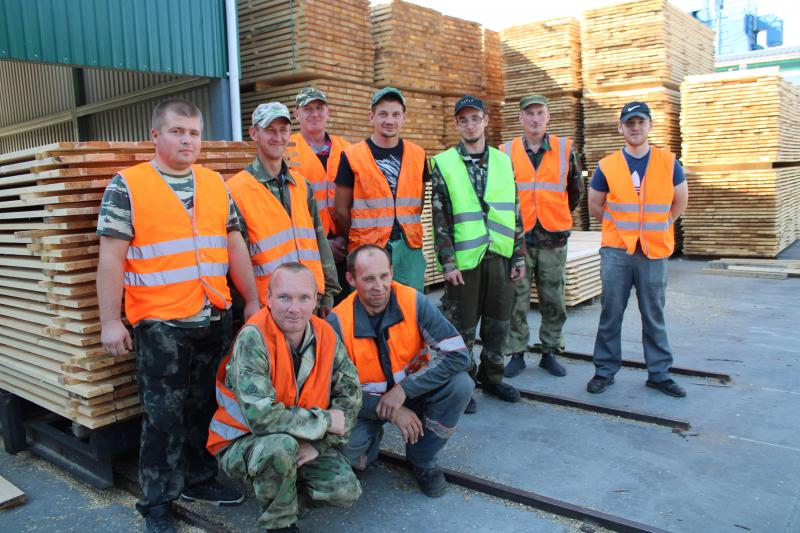 Работники цеха лесопиления. Стоят: Новиков Владимир, Гришин Дмитрий, Мохнаткин Николай, Линьков Леонид, Рассветалов Владислав, Мишуринский Михаил, Бондарев Евгений. Сидят: Комаров Сергей, Корюкин Павел.