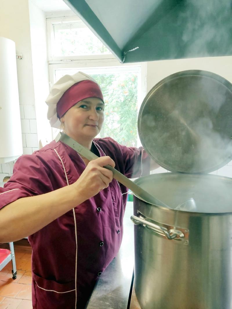 Повар из детского сада «Сказка» Наталья МЕНЬШИКОВА победила в областном конкурсе