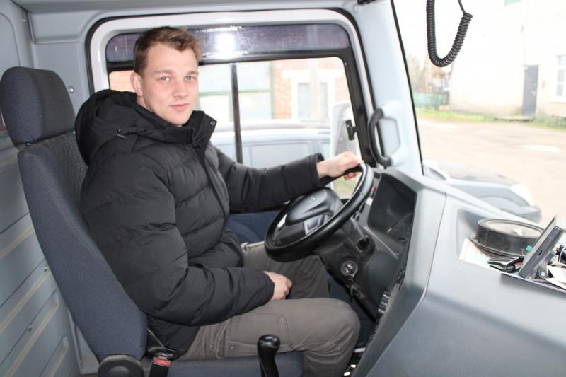 У Даниила ПОМЕЛОВА водительский стаж относительно небольшой – семь лет, но учитывая наличие всех категорий, кроме «А», его ответственность, исполнительность, можно уверенно сказать, что парень – находка для предприятия.