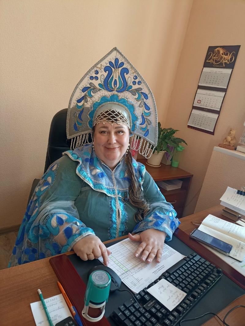 Не удивляйтесь необычному облику директора ЦРК. Нет, это не рабочий дресс-код Елены Поповой. Просто в день интервью весь коллектив центра готовился к торжеству, посвящённому профессиональному празднику, и был всецело вовлечён в съёмки некоего видеоприкола, который будет обнародован в эту пятницу на мероприятии по случаю Дня работника культуры. Приходите к 10 часам и вы – вход свободный.