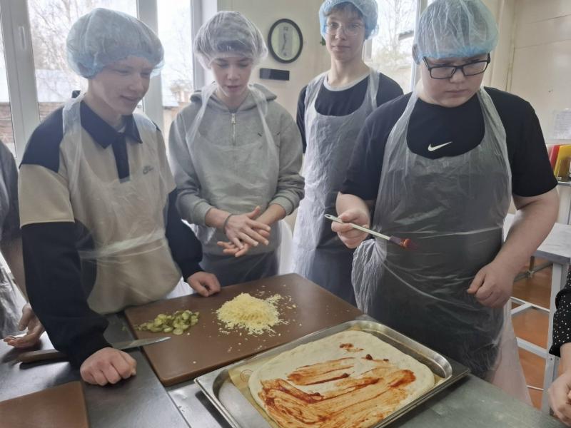 На площадке Тотемского политехнического колледжа собрались школьники, родители, педагоги двух регионов.