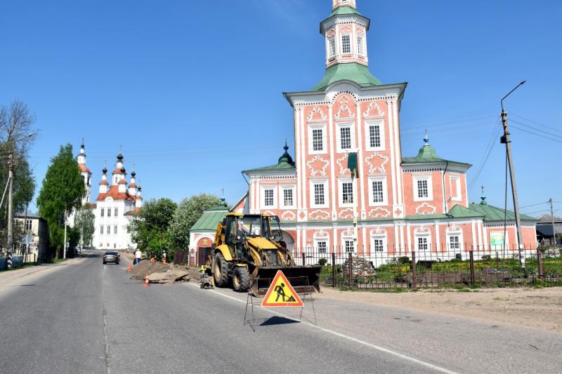 Корявые плиты тротуаров, прорывающаяся сквозь щели трава, грязные лужи на пешеходной дорожке уходят в прошлое: в городе началась реконструкция центральной улицы.