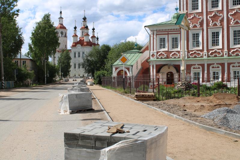Продолжается реконструкция пешеходной зоны улиц Советской и Ленина от центра города до Входоиерусалимского храма.