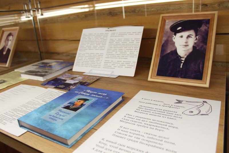 Выставка, посвящённая 90-летию со дня рождения Николая Рубцова, открылась в музее мореходов.