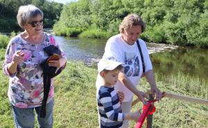 12 июня торжественно спустили на воду в банном городке плотик-причал. Символическую ленточку перерезала специально приехавшая из Санкт-Петербурга дочь поэта Николая Рубцова Елена. 