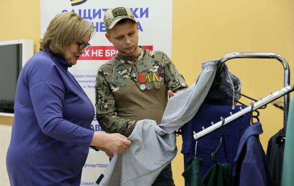 С этого года фонд «Защитники Отечества» обеспечивает ветеранов спецоперации с инвалидностью адаптивной одеждой, которая учитывает их физиологические особенности. Первый такой комплект получил участник СВО из Вологды.