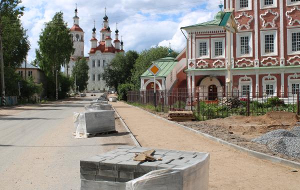 Продолжается реконструкция пешеходной зоны улиц Советской и Ленина от центра города до Входоиерусалимского храма.