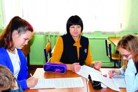 За 33 года педагогической деятельности Валентина Полоротова достигла многого. Она – Почётный работник общего образования РФ, есть и другие награды разного уровня. Но главное её достояние – любовь и уважение школьников, которые возвращаются к учителю сторицей.