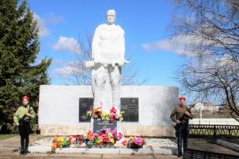 На территории возле памятника воину-освободителю в Кудринской будут скамеечки.