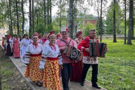 В рамках программы губернатора "Лето Русского Севера" в тёплой душевной атмосфере с песнями, танцами, народными играми и забавами прошёл праздник русской берёзки.