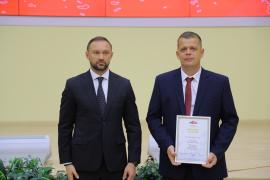 Коллектив Тотемского лесхоза по праву гордится своим сотрудником. Оператор сушильных установок 5 разряда участка по переработке древесины Сергей Анатольевич КАПУСТИН удостоен Почетной грамоты Министерства лесного комплекса Вологодской области. 