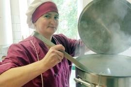 Повар из детского сада «Сказка» Наталья МЕНЬШИКОВА победила в областном конкурсе