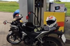 На 53-й сессии Законодательного Собрания Вологодской области депутаты приняли закон, ограничивающий розничную продажу моторного топлива лицам, не достигшим 18-летнего возраста. Законопроект разработан по инициативе губернатора Георгия Филимонова и направлен на повышение безопасности дорожного движения.